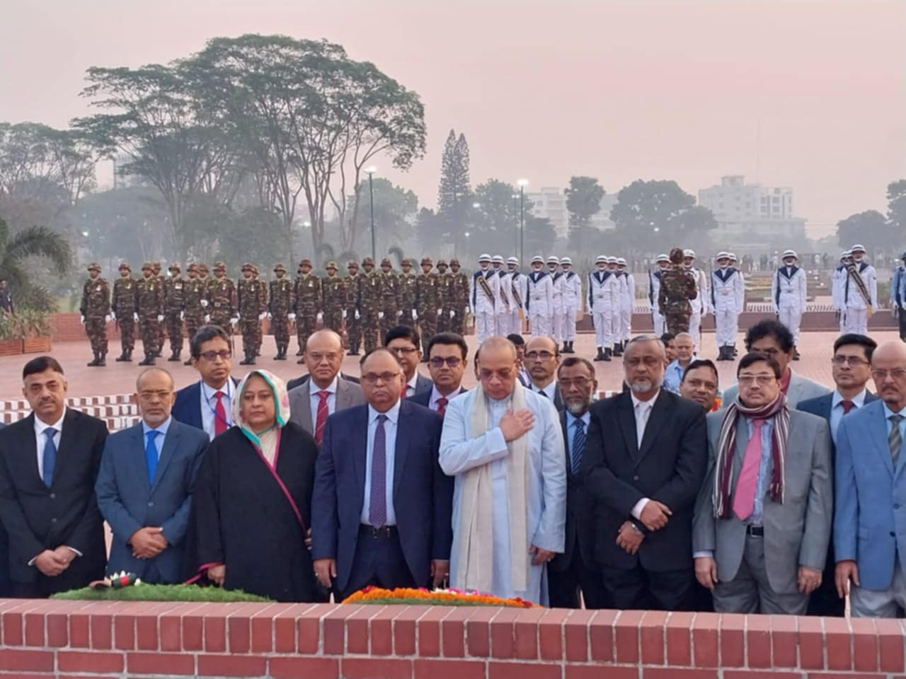 জাতীয় স্মৃতিসৌধে প্রধান বিচারপতির শ্রদ্ধা নিবেদন