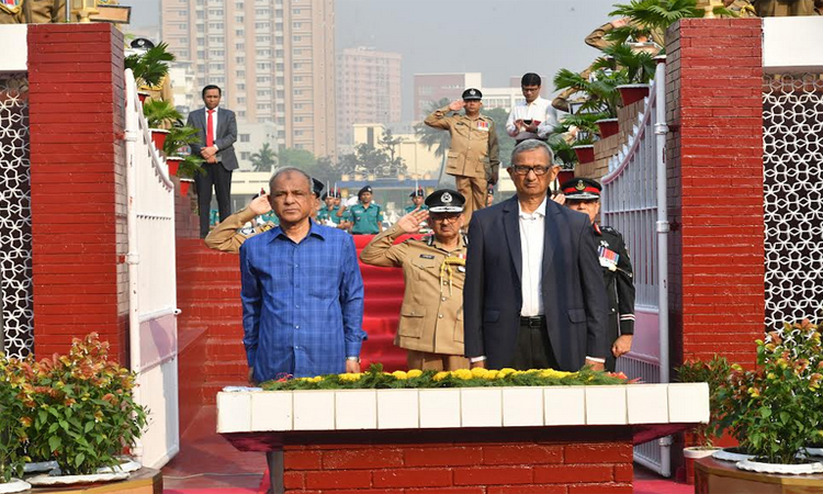 রাজারবাগ পুলিশ স্মৃতিসৌধে স্বরাষ্ট্র উপদেষ্টা, প্রধান উপদেষ্টার বিশেষ সহকারী ও আইজিপির শ্রদ্ধা