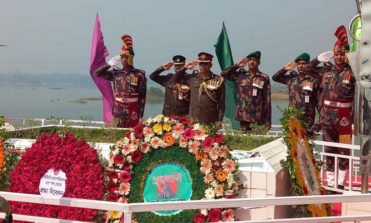 রাঙ্গামাটিতে বীরশ্রেষ্ঠ মুন্সী আব্দুর রউফের সমাধিতে বিজিবির শ্রদ্ধাঞ্জলি