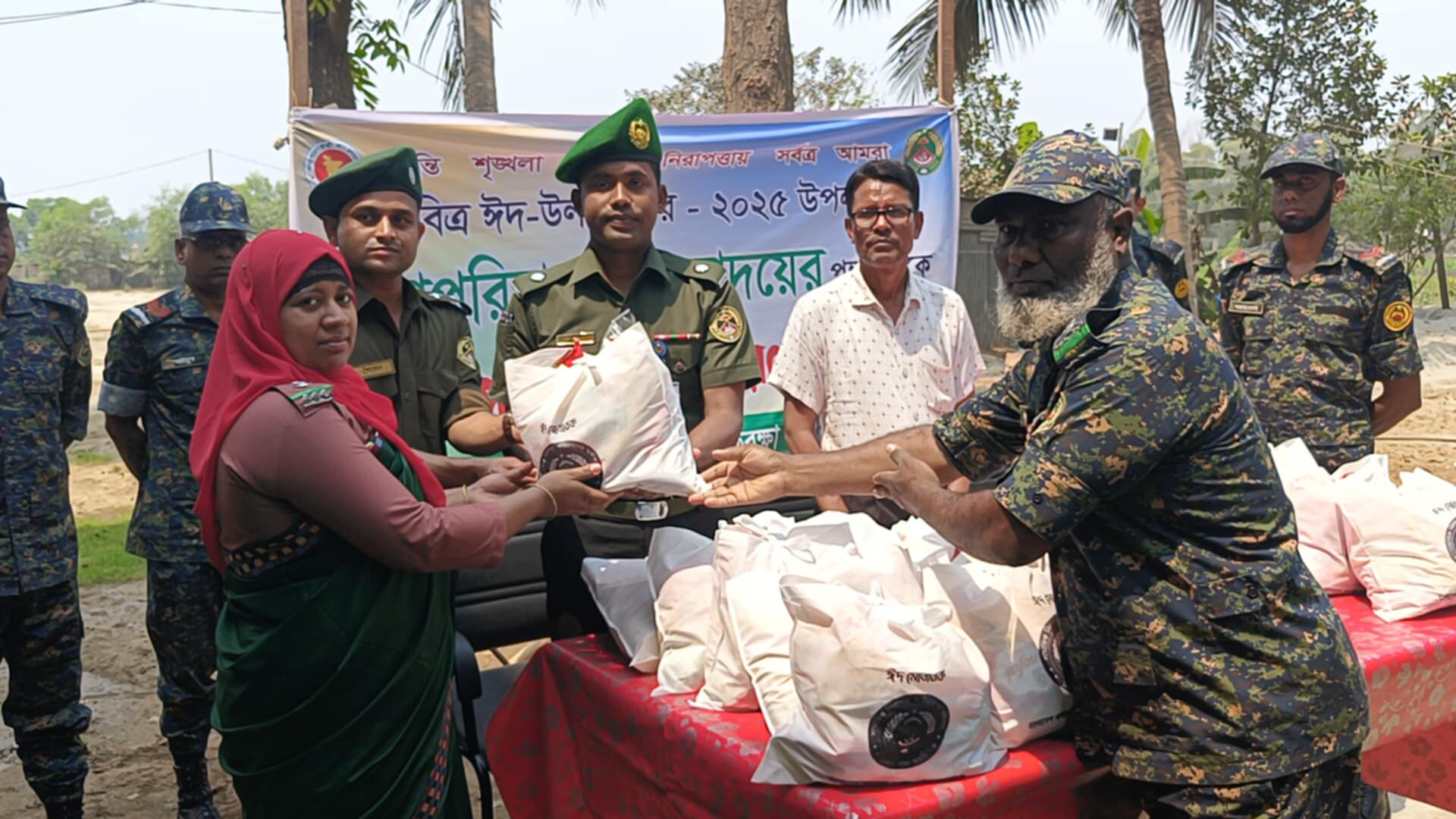 ব্রাহ্মণবাড়িয়ায় আনসার ও ভিডিপি সদস্যদের মাঝে ঈদ সামগ্রী বিতরণ