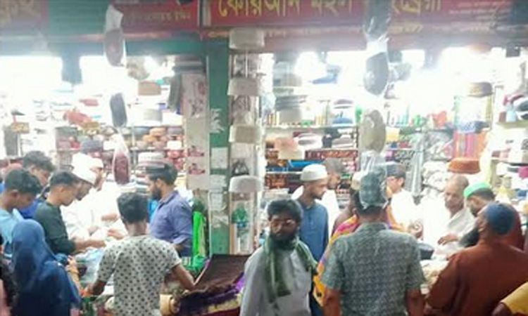 বরিশালে ঈদে দেশীয় টুপি ও জায়নামাজের চাহিদা বেশি