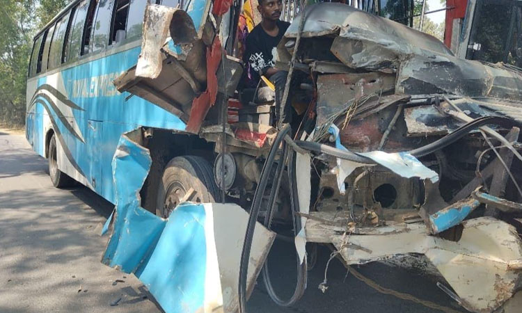 মাগুরায় বাস ও প্রাইভেটকারের সংঘর্ষে একই পরিবারের ৫ জনসহ আহত ৭