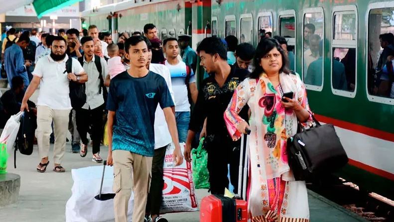 টিকেটের বিড়ম্বনা নেই, লম্বা ছুটিতে চট্টগ্রাম থেকে স্বস্তির ঈদযাত্রা 