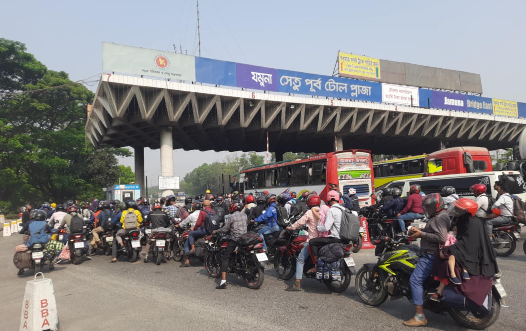 শেষ মুহূর্তে বাড়ির পথে ঘরমুখো মানুষ, নেই যানজট 