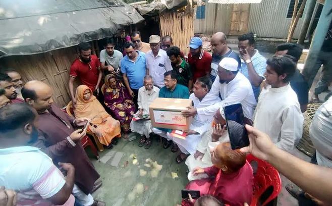 গোপালগঞ্জে শহীদ আরাফাতের পরিবারকে বিএনপি নেতার ঈদ উপহার