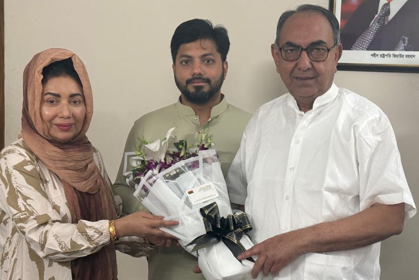 ইশরাককে ফুলেল শুভেচ্ছা জানালেন মির্জা আব্বাস