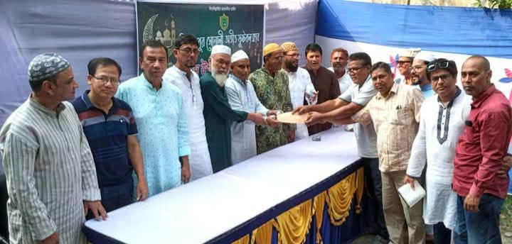 দিনাজপুরে সাবেক ফুটবলারদের মাঝে ঈদ উপহার বিতরণ