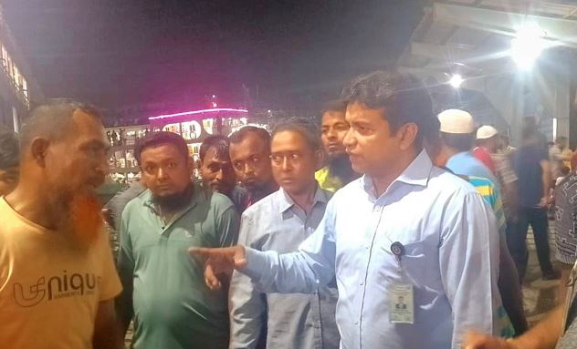 লঞ্চে একবার ব্যবহারযোগ্য প্লাস্টিক ও পলিথিন ব্যবহার নিরুৎসাহিত করতে সদরঘাটে মোবাইল কোর্ট 