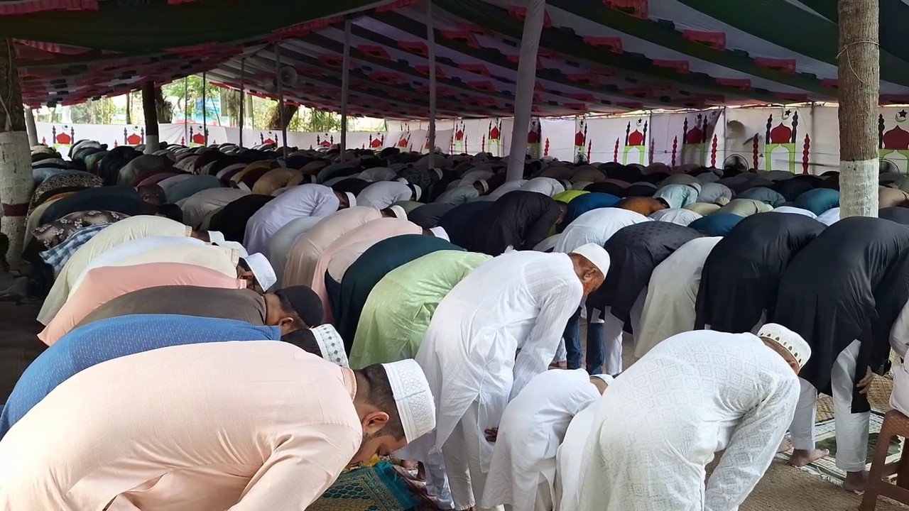 লক্ষ্মীপুরে জেলা কালেক্টর মসজিদ প্রাঙ্গণে ঈদুল ফিতরের প্রধান জামাত অনুষ্ঠিত 