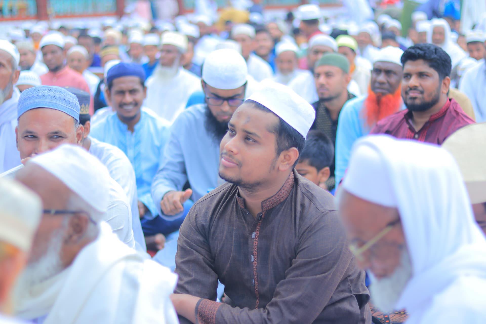নিজ এলাকায় ঈদের নামাজ আদায় করেছেন হাসনাত আবদুল্লাহ