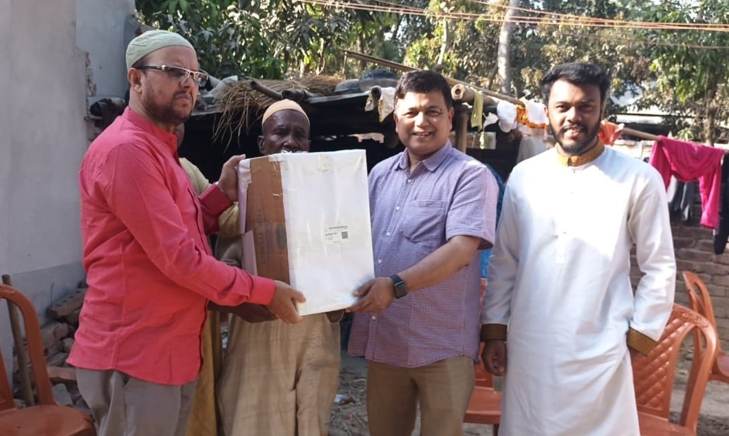 শহীদ আবু সাঈদের পরিবারকে বেরোবি উপাচার্যের ঈদ সামগ্রী প্রদান