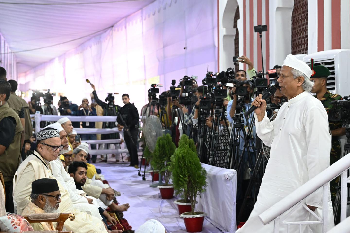 নতুন বাংলাদেশ গড়তে ঘনিষ্ঠতা ও ঐক্য বজায় রাখার আহ্বান প্রধান উপদেষ্টার