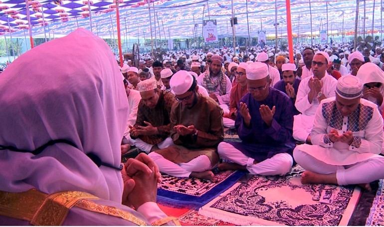 রংপুর কালেক্টরেট ঈদগাহে জেলার প্রধান ঈদের জামাত অনুষ্ঠিত