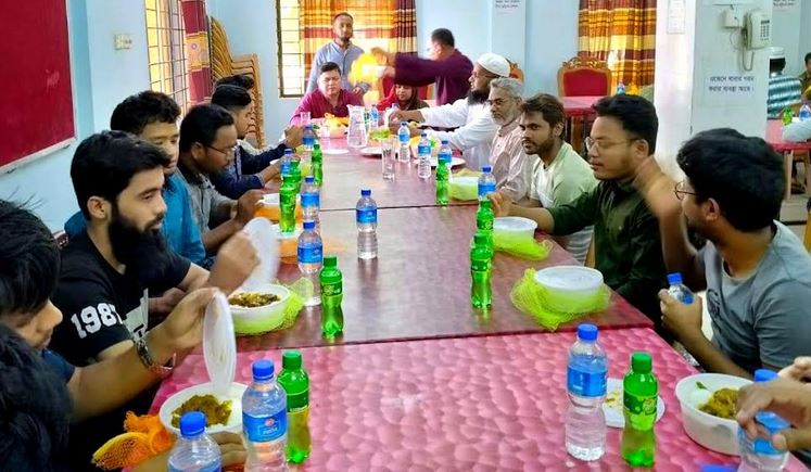বেরোবি’তে ঈদের দিন উপাচার্যের উদ্যোগে শিক্ষার্থীদের বিশেষ খাবার প্রদান