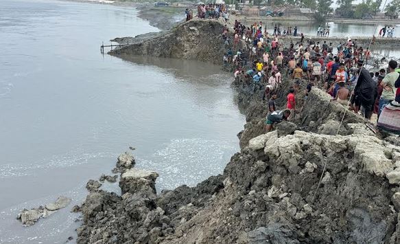 সাতক্ষীরায় বেড়িবাঁধে আকস্মিক ভাঙনে ১০ গ্রাম প্লাবিত, বিপাকে এলাকাবাসী