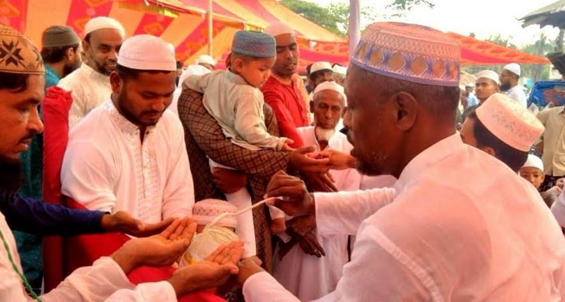 ঈদের নামাজ শেষে মধু দিয়ে আপ্যায়ন, শিশুরা পেল রঙিন বেলুন আর চকলেট