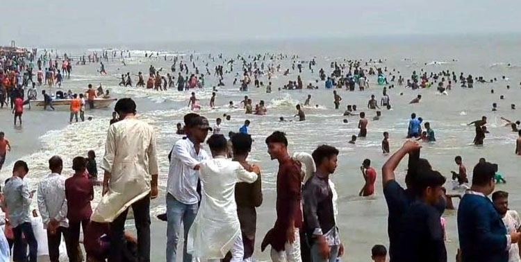 ঈদের দিনে দর্শনার্থীর পদচারণায় মুখরিত কুয়াকাটা সৈকত