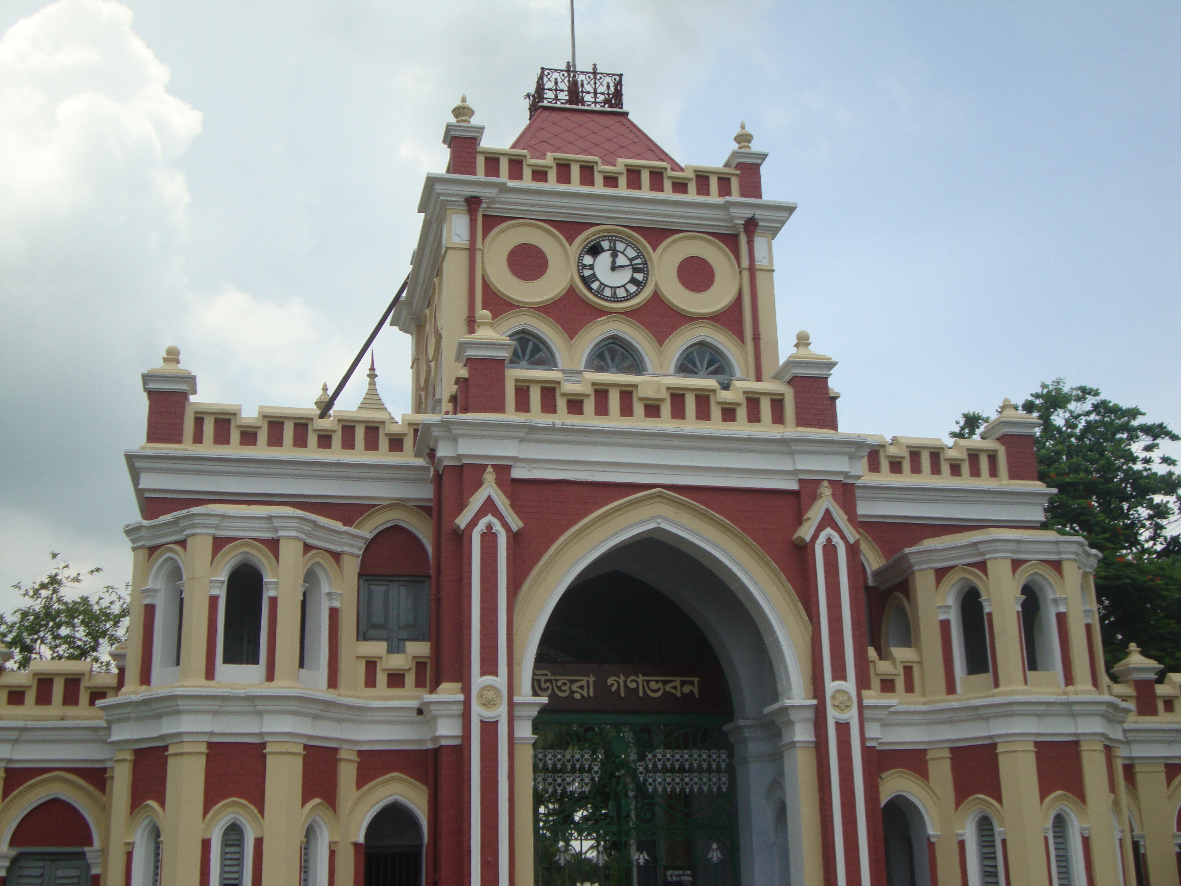 দর্শনার্থী সমাগমে মুখর নাটোরের উত্তরা গণভবন