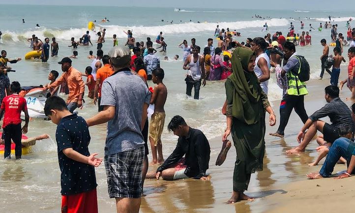 সুনসান নিরবতা ভেঙে পর্যটকদের পদচারণায় মুখর কক্সবাজার সমুদ্র সৈকত