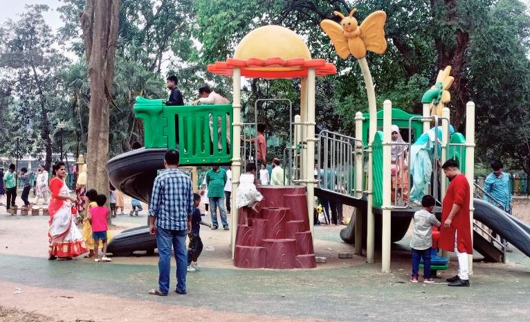 ঈদের পরদিনও রাজধানীর বিনোদন কেন্দ্রগুলোতে উপচেপড়া ভিড়