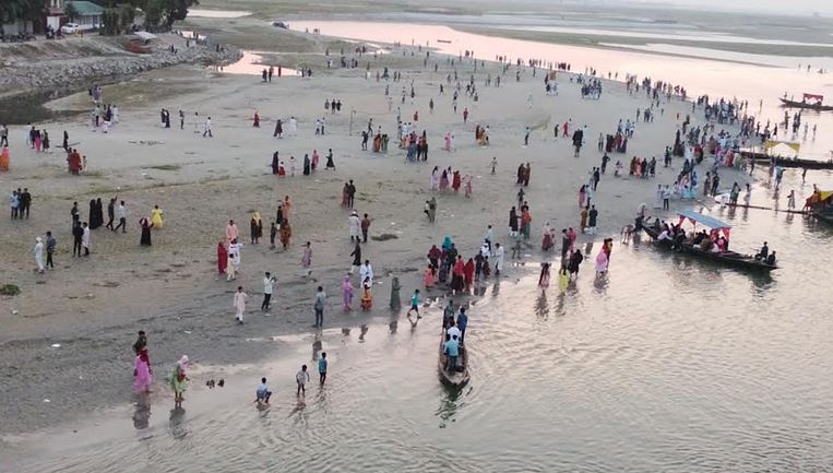 তিস্তার মহিপুর সংযোগ সেতু এলাকা যেন মিনি সমুদ্র সৈকত