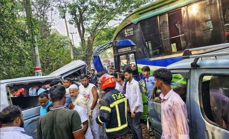 চট্টগ্রামে বাস-মাইক্রোবাসের মুখোমুখি সংঘর্ষে শিশুসহ নিহত ৯