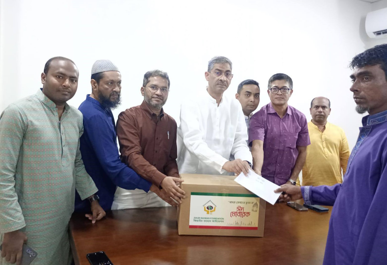 লক্ষ্মীপুরে ১৬ শহীদ পরিবারের হাতে তারেক রহমানের উপহার সামগ্রী