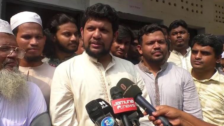 আওয়ামী লীগ নিষিদ্ধ করার বিষয়ে সরকার একা সিদ্ধান্ত নেবে না : মাহফুজ আলম