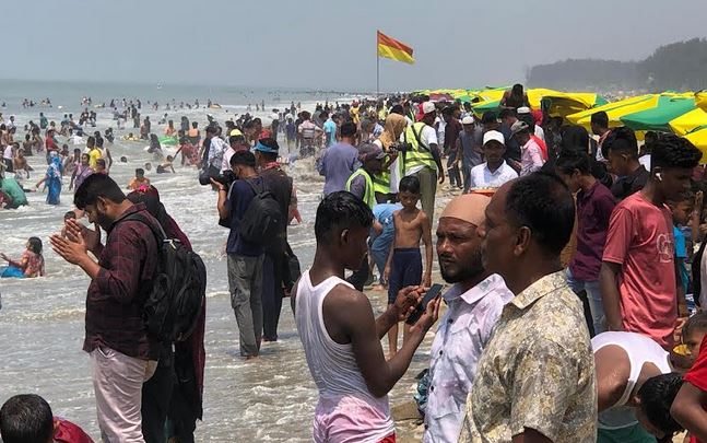 কক্সবাজার সৈকতে পর্যটকের ঢল