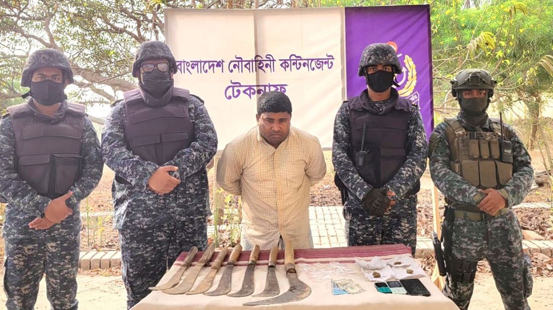 কক্সবাজারের উখিয়ায় মাদক ও দেশীয় অস্ত্রসহ আটক ১