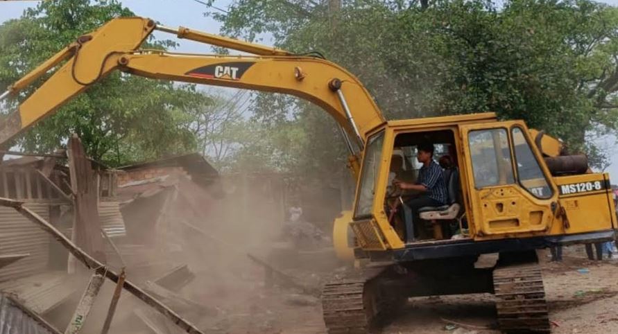 সিলেট-তামাবিল সড়কের পাশে অবৈধ স্থাপনা উচ্ছেদে অভিযান