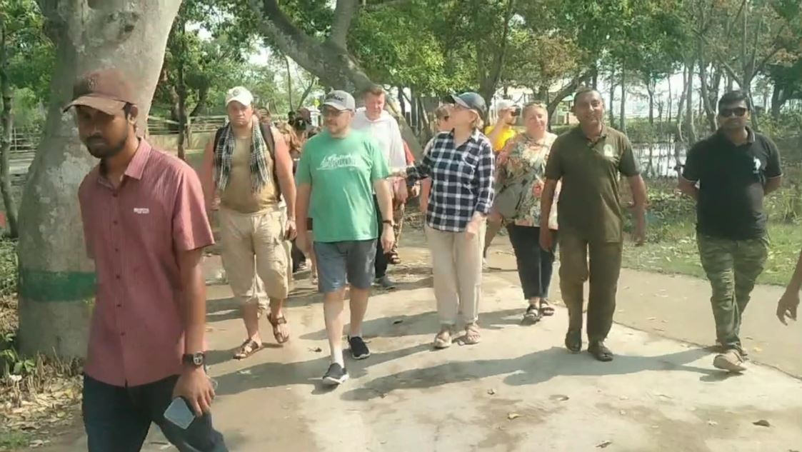 কূটনৈতিক টিম নিয়ে রাশিয়ান রাষ্ট্রদূতের সুন্দরবন পরিদর্শন 