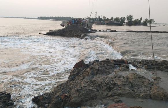 সাতক্ষীরায় খোলপেটুয়া নদীর বাঁধ ভেঙে লোকালয়ে ঢুকছে পানি