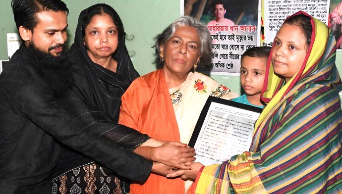 শহীদ আনাসের পরিবারের সঙ্গে ঈদের শুভেচ্ছা বিনিময় করলেন শারমীন এস মুরশিদ