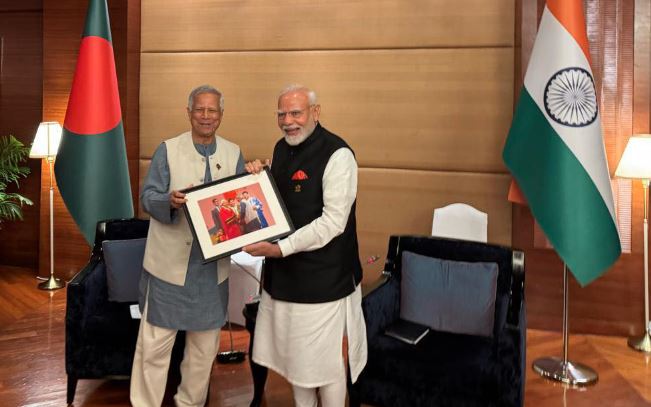 নরেন্দ্র মোদিকে ছবি উপহার দিলেন ড. ইউনুস 