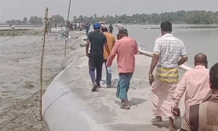 সাতক্ষীরার আশাশুনিতে বিকল্প রিংবাঁধ সম্পন্ন, লোকালয়ে পানি প্রবেশ বন্ধ 