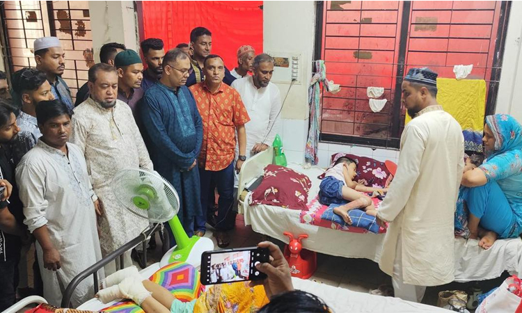 আহত জাকিরকে দেখতে হাসপাতালে ব্যারিস্টার সায়েম