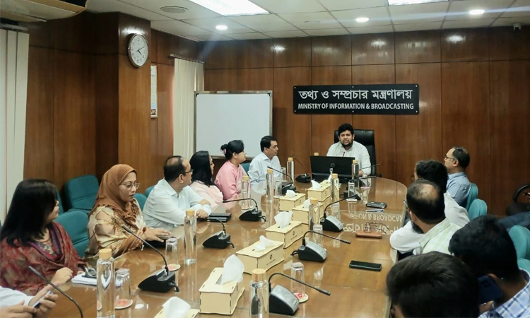 মন্ত্রণালয়ের কর্মকর্তাদের সঙ্গে ঈদ-পরবর্তী শুভেচ্ছা বিনিময় করেছেন তথ্য উপদেষ্টা