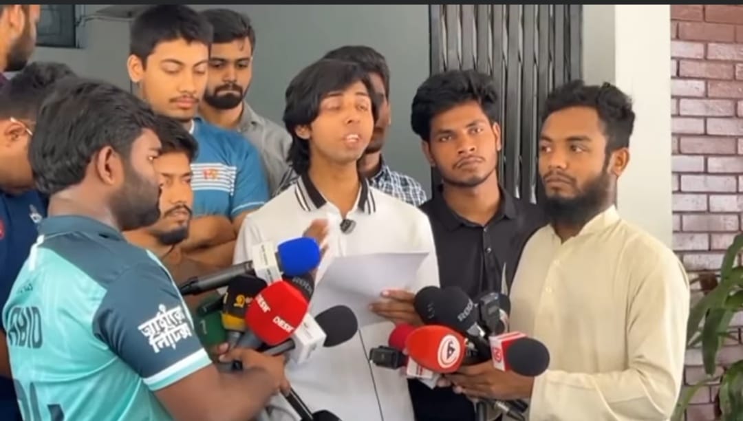 দ্রুত ডাকসু নির্বাচনের দাবিতে ঢাবি উপাচার্যকে শিক্ষার্থীদের স্মারকলিপি 