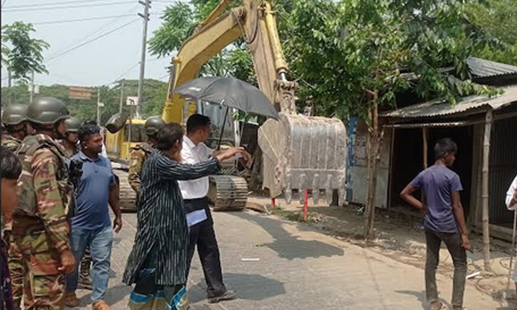 মাদারীপুরে খালের জমি থেকে অবৈধ স্থাপনা উচ্ছেদ