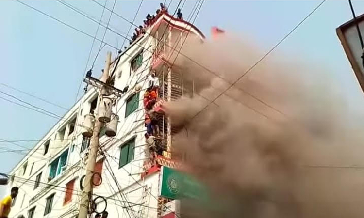 বাগেরহাটে পাঁচতলা ভবনে অগ্নিকাণ্ড, এক নারীর মৃত্যু