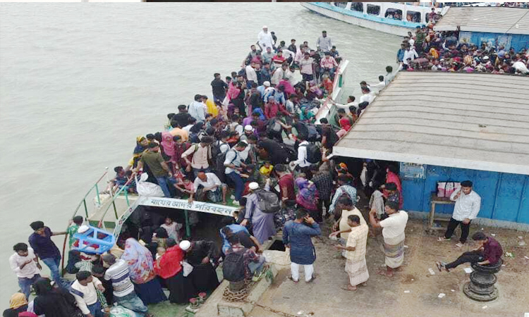 ভোলা-বরিশাল-লক্ষ্মীপুর নৌরুটের ডেঞ্জার জোনে যাত্রী নিয়ে চলছে ঝুঁকিপূর্ণ নৌযান