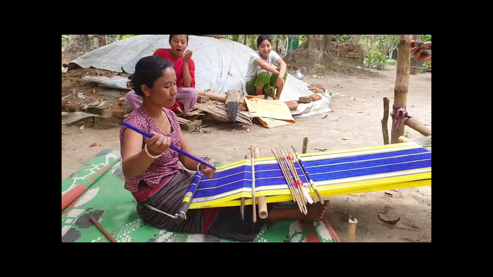 কোমর তাঁত: বৈসাবি উপলক্ষে কোমরের কৌশলে বোনা হচ্ছে বাহারি সুতার পোশাক