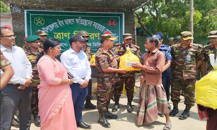 সাতক্ষীরায় ভাঙন কবলিত এলাকায় সেনাবাহিনীর ত্রাণ বিতরণ