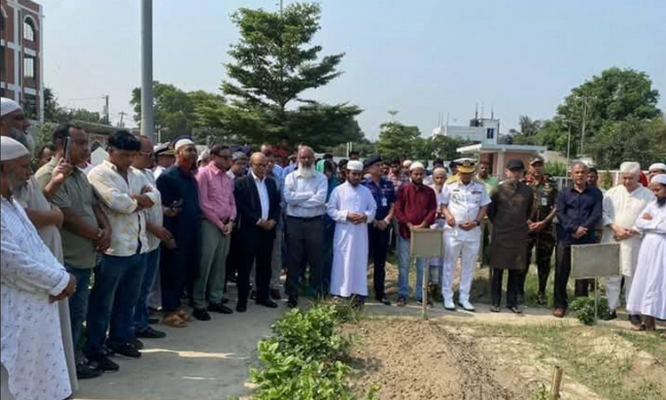 মুন্সীগঞ্জে শহীদদের কবর জিয়ারত করলেন ৩ উপদেষ্টা