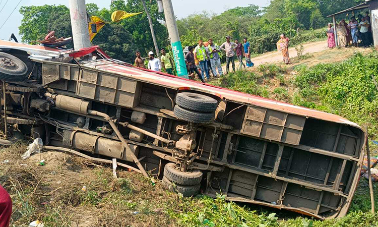 ফরিদপুরে বাস উল্টে নারী ও শিশুসহ নিহত সাত, আহত ৩০