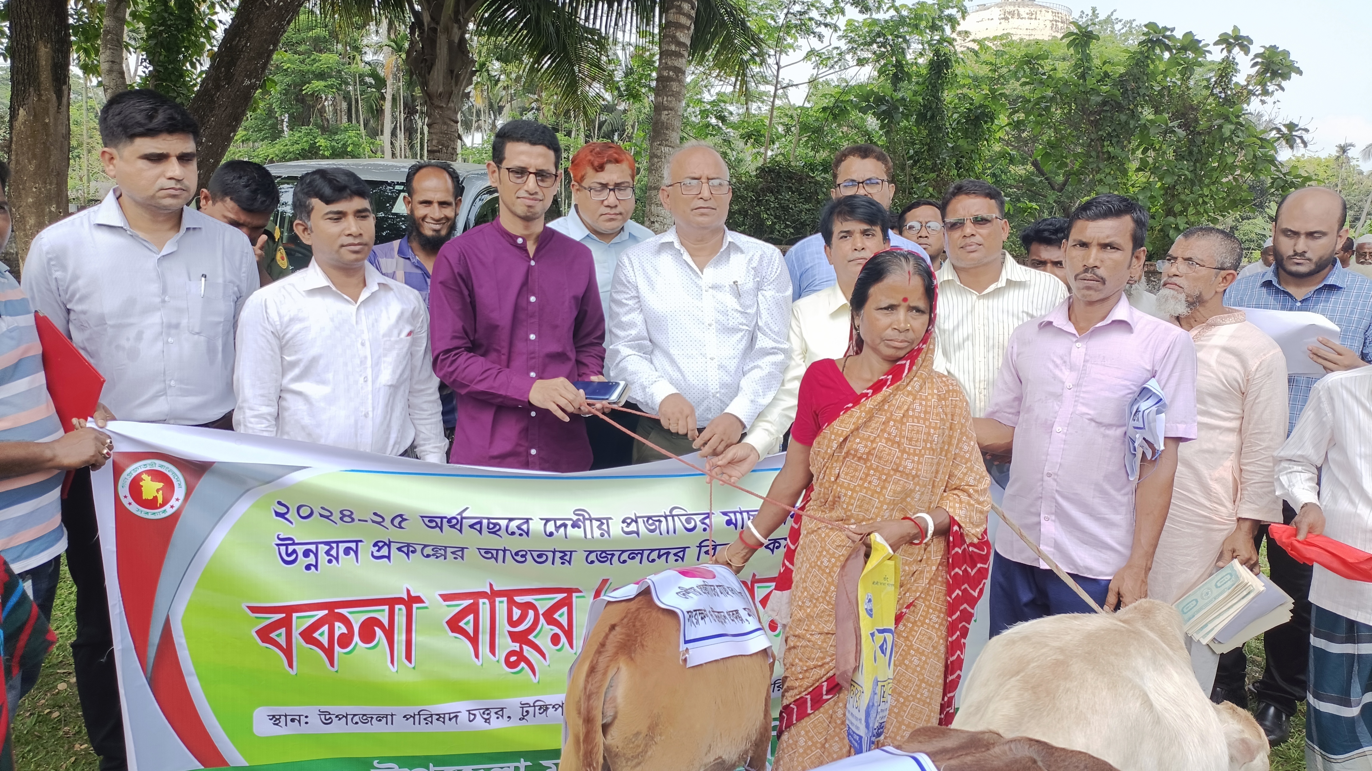 গোপালগঞ্জে বিকল্প কর্মসংস্থানের লক্ষ্যে জেলেদের মধ্যে বাছুর বিতরণ