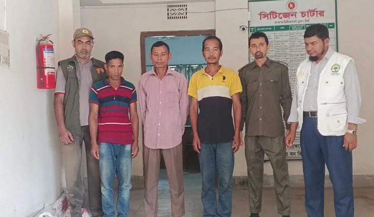 লক্ষ্মীপুরে পাচারকালে ৬টি গুইসাপসহ তিনজন আটক
