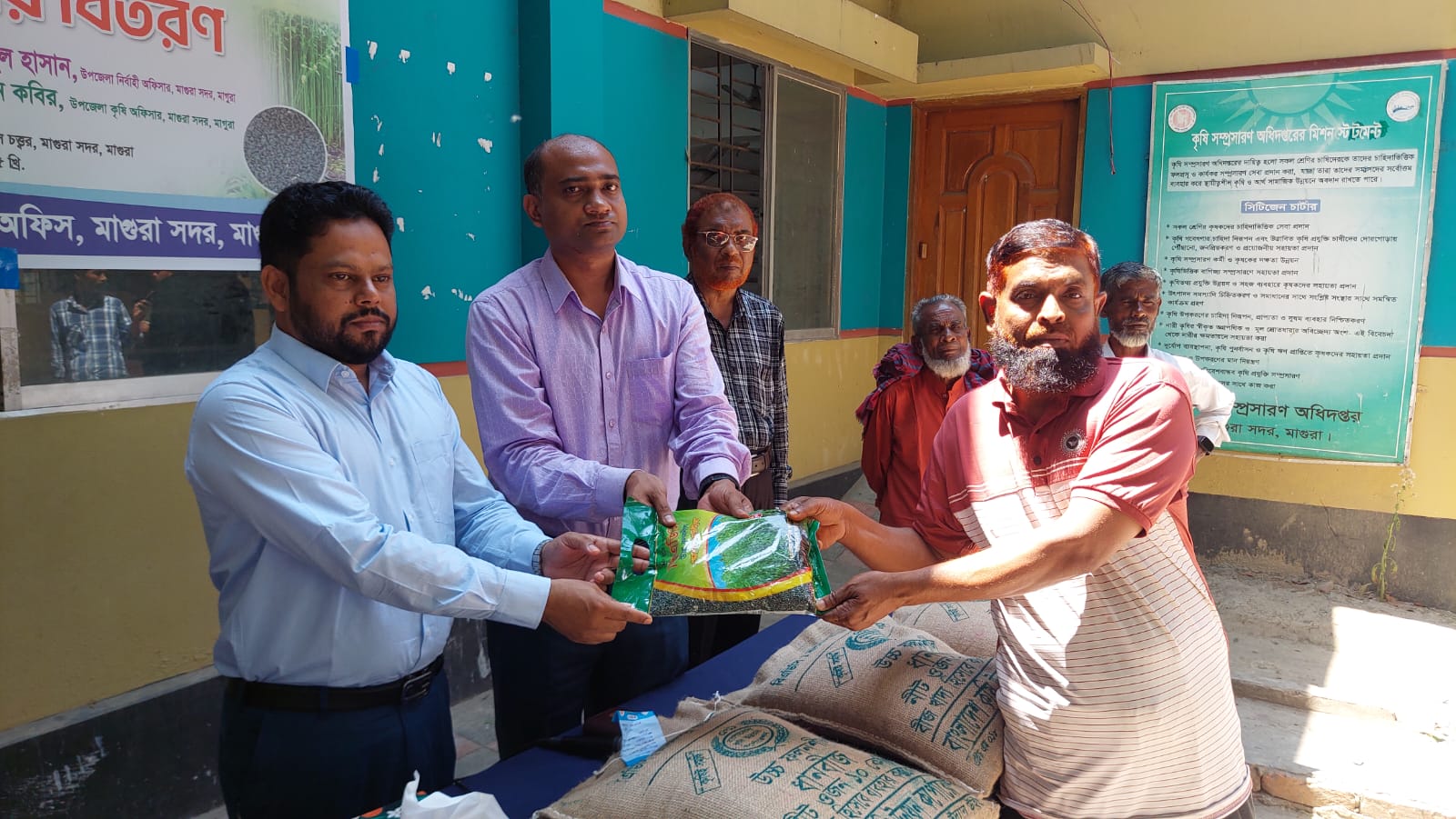 মাগুরায় পাট ও আউশ ধানের বীজ ও সার বিতরণ