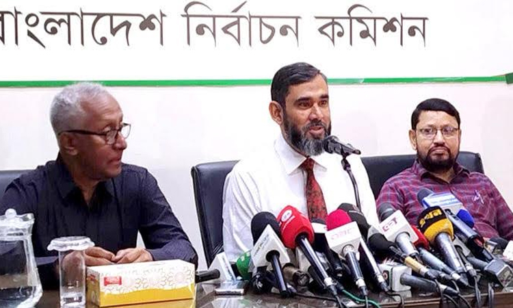 প্রবাসীদের যেকোনো পরিসরে ভোটের আওতায় আনা হবে: নির্বাচন কশিনার সানাউল্লাহ